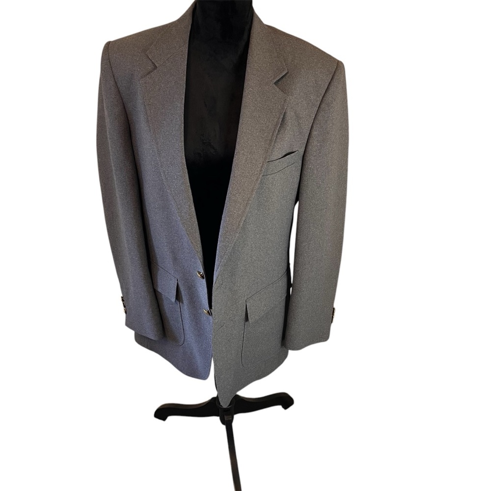 Men’s suit jacket in gray. Made in USA and machine washable.